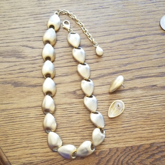 Vtg Necklace and Earrings in Goldtone - Picture 4 of 4